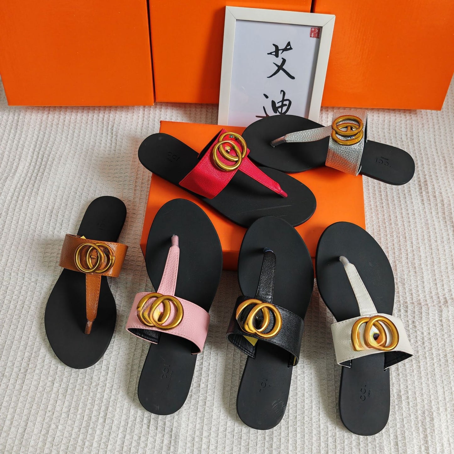 En stock, sandalias de herrajes superventas en Europa y Estados Unidos de forma transfronteriza, sandalias planas de moda y fabricantes de sandalias al por mayor