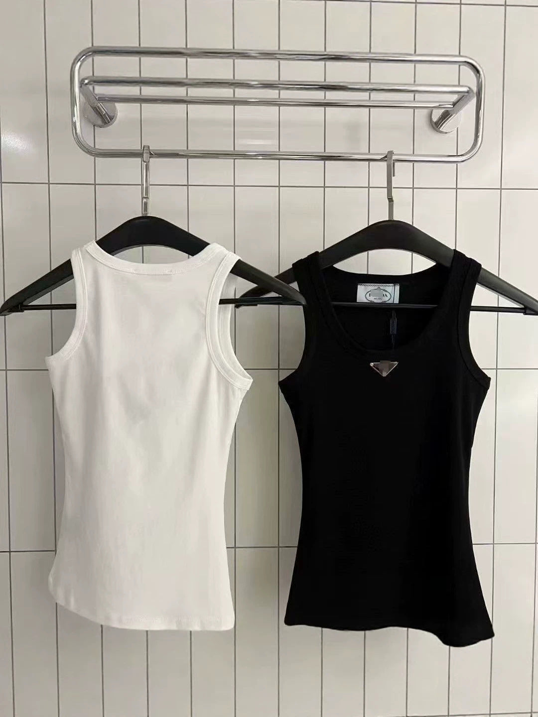 Logotipo de triángulo metálico elástico camisola casual de chica para mujer base top primavera 2026