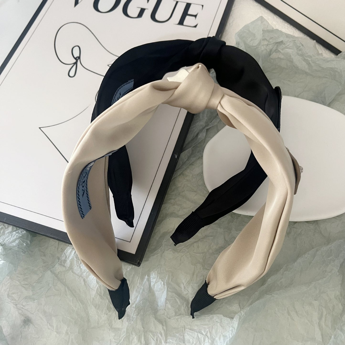 P Family Logo triangular Nudo Diadema de borde ancho Influencer de nicho Temperamento Cinta retorcida Celebridades Internet Tocado versátil para mujeres