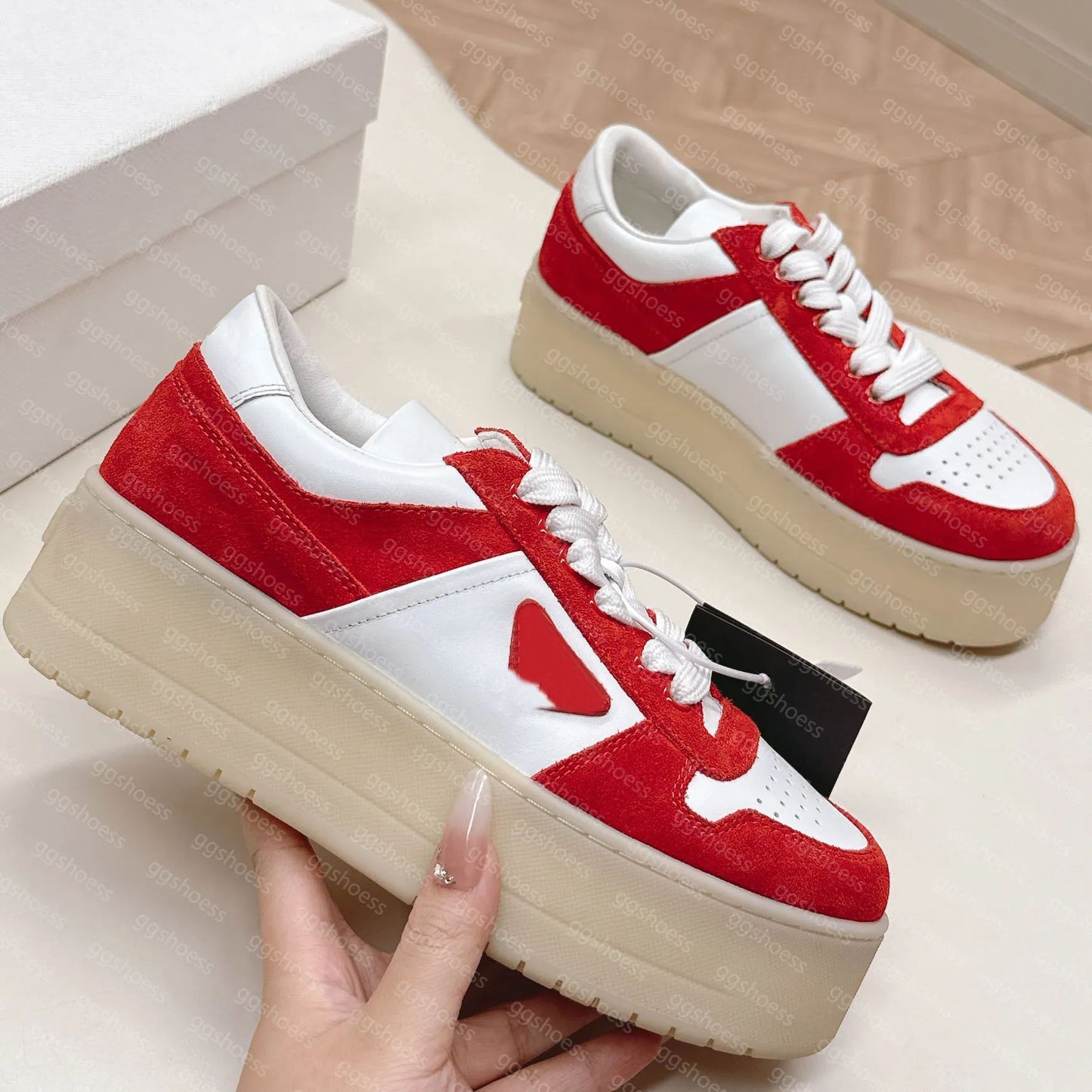 Spot primavera y otoño, nueva moda, zapatos polivalentes de suela gruesa y sucios, mujeres viejas con cordones grasos, ding estrella zapatos de pan
