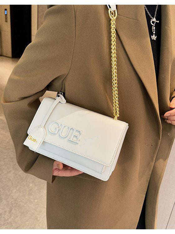 Litera de cadena texturizada de estilo extranjero 2023, solapa de cadena de verano premium, gran capacidad, de gran capacidad, un solo hombro, un solo hombro, un nuevo bolso versátil de moda para mujer