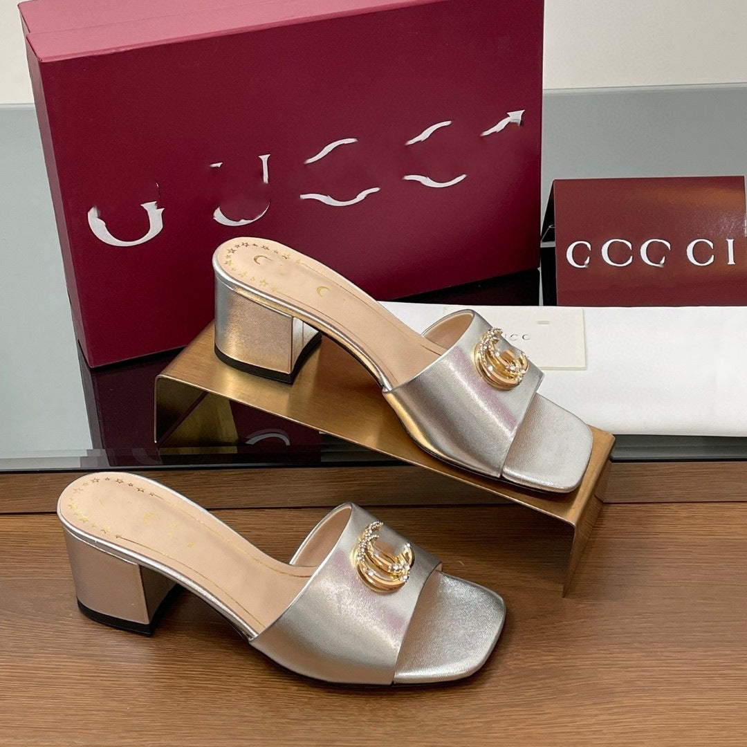 Exporta nuevas zapatillas de tacón alto con hebillas de letras en versión alta, sandalias de tacón grueso de cuero auténtico, zapatos de mujer talla grande directamente de fábrica