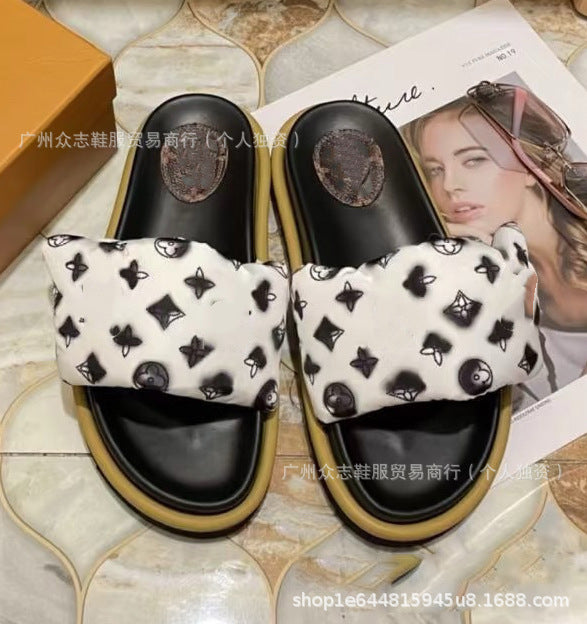 Comercio exterior Satén de Burro 2025 Verano Velcro Zapatillas de mujer Pastel mate para parejas Antideslizante Lote plano y de suela gruesa resistente al desgaste