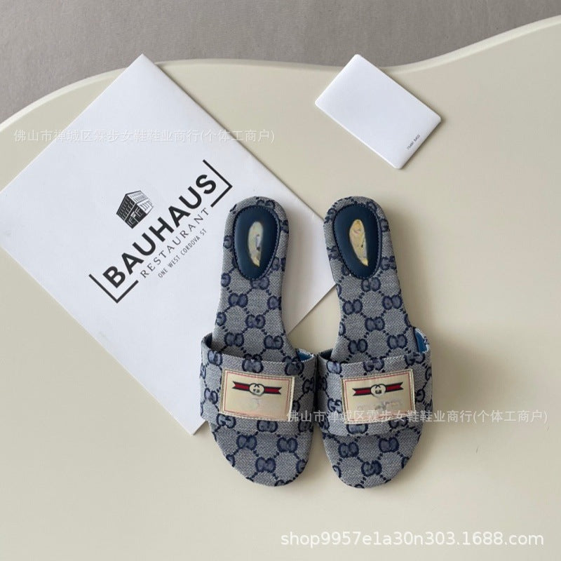 Nuevas chanclas de verano para mujer 2026 con letra de tela G-Family Ropa exterior de verano, zapatillas planas versátiles para mujeres cómodas para vacaciones en la playa