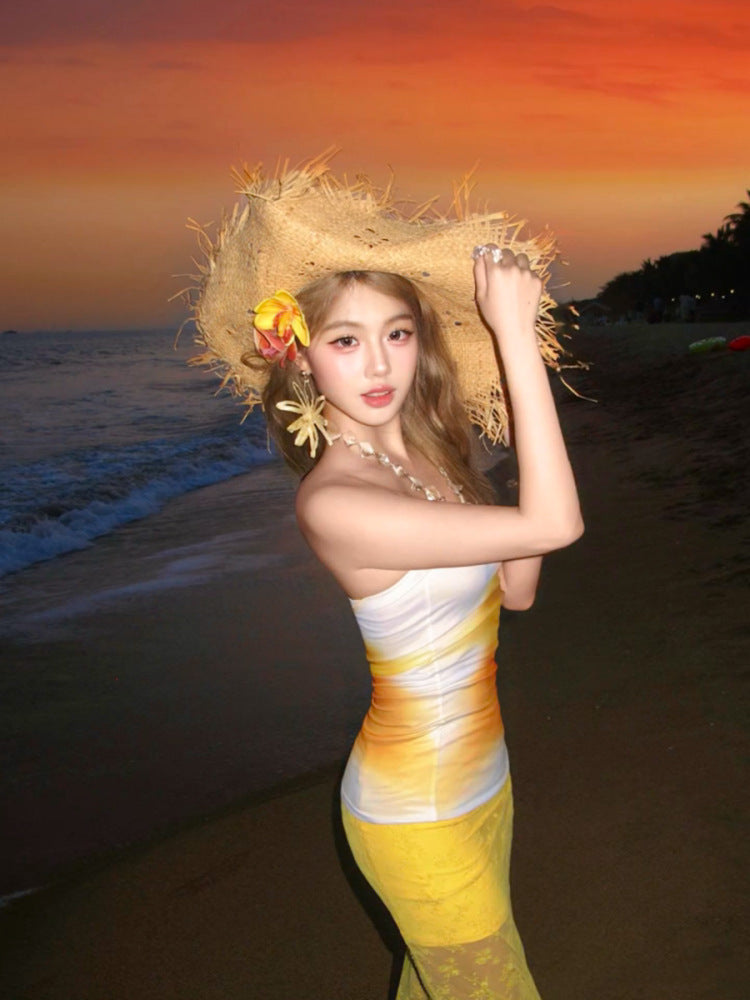 Conjunto de chica atractiva para mujeres en vacaciones en la playa, top sin tirantes con estampado de verano combinado con falda sirena de encaje amarillo ceñido