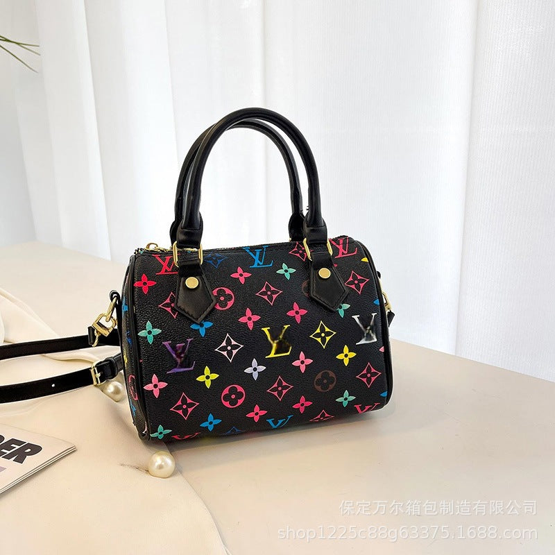 Bolso de almohada Boston con monograma en relieve con patrón de lichi para desplazamientos, bolso de mano portátil de gran capacidad, de un solo hombro y bandolera para mujer de un solo hombro