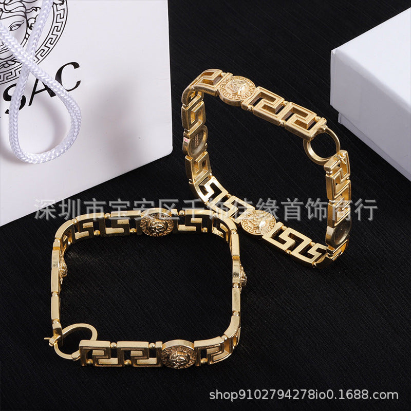 Colección de pendientes Man Family Medusa: pendientes de perla incrustados con diamantes, estilo personalizado extravagante, pendientes ligeros y lujosos