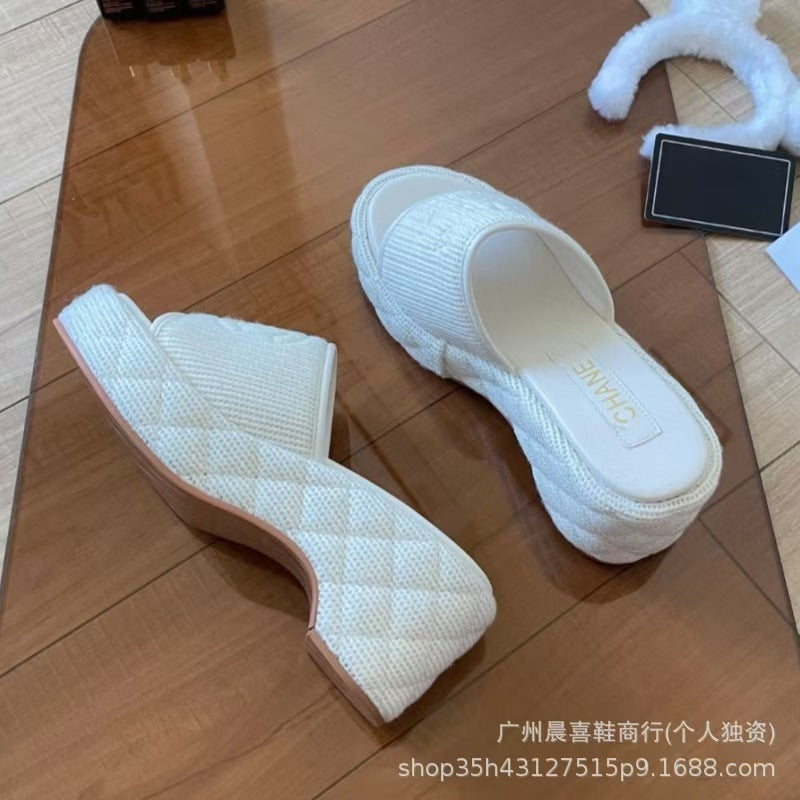 Sandalias de mujer de moda estilo Chanel, nueva plataforma de plataforma de punto de cuña de una línea para el Tercer Joven Maestro de verano 2026