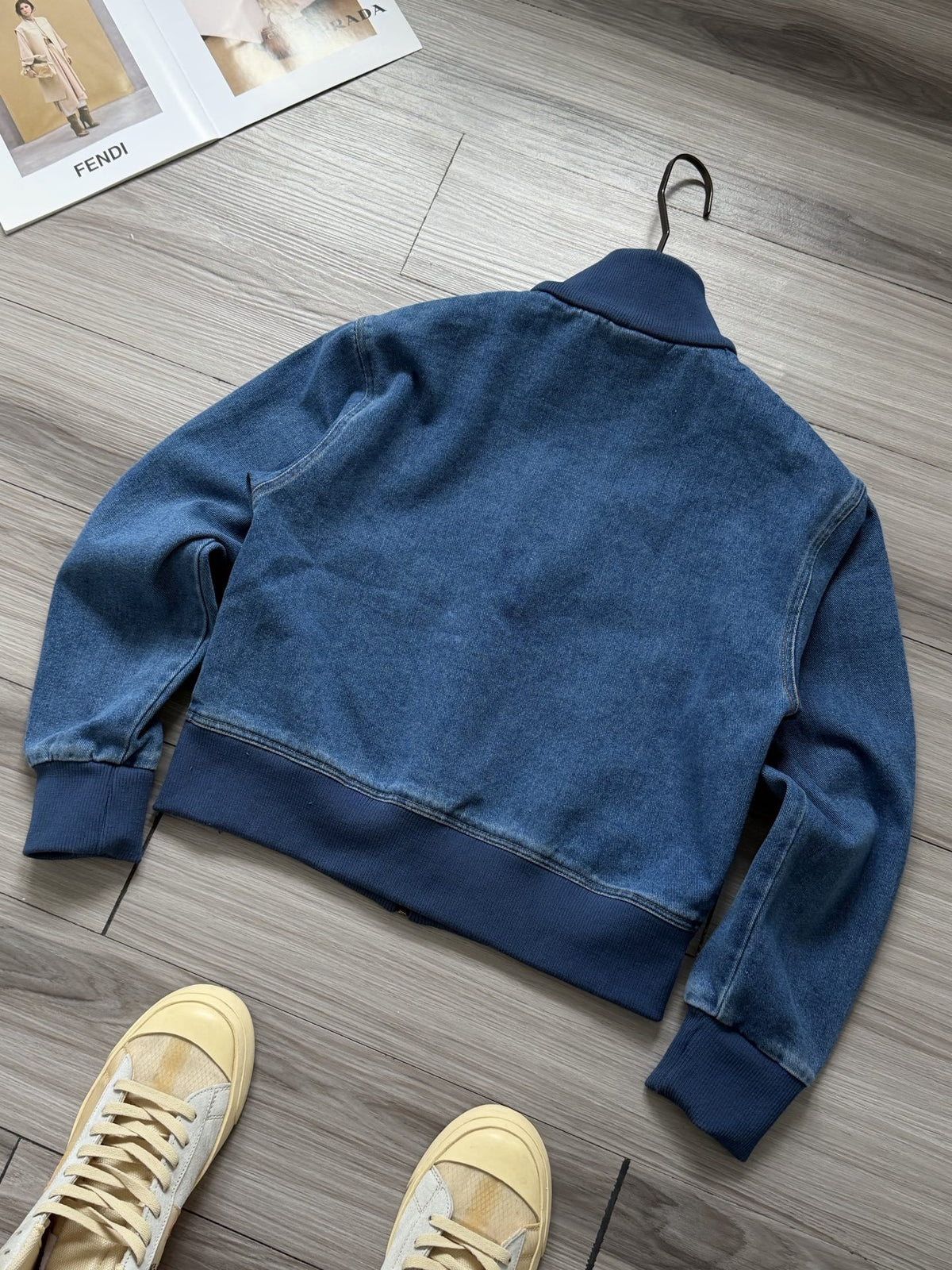 Kurze Jeansjacke für Damen mit Stehkragen