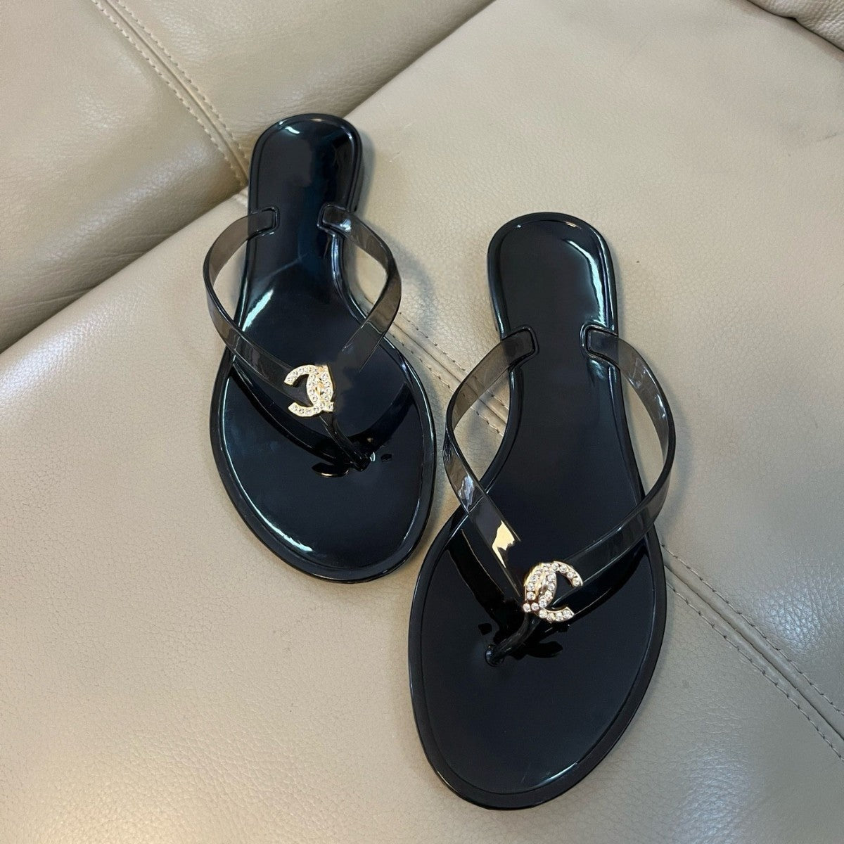 26 chanclas de chanel estilo Chanel con hebilla con hebilla de pedrería para sandalias versátiles y casuales de resort para mujer