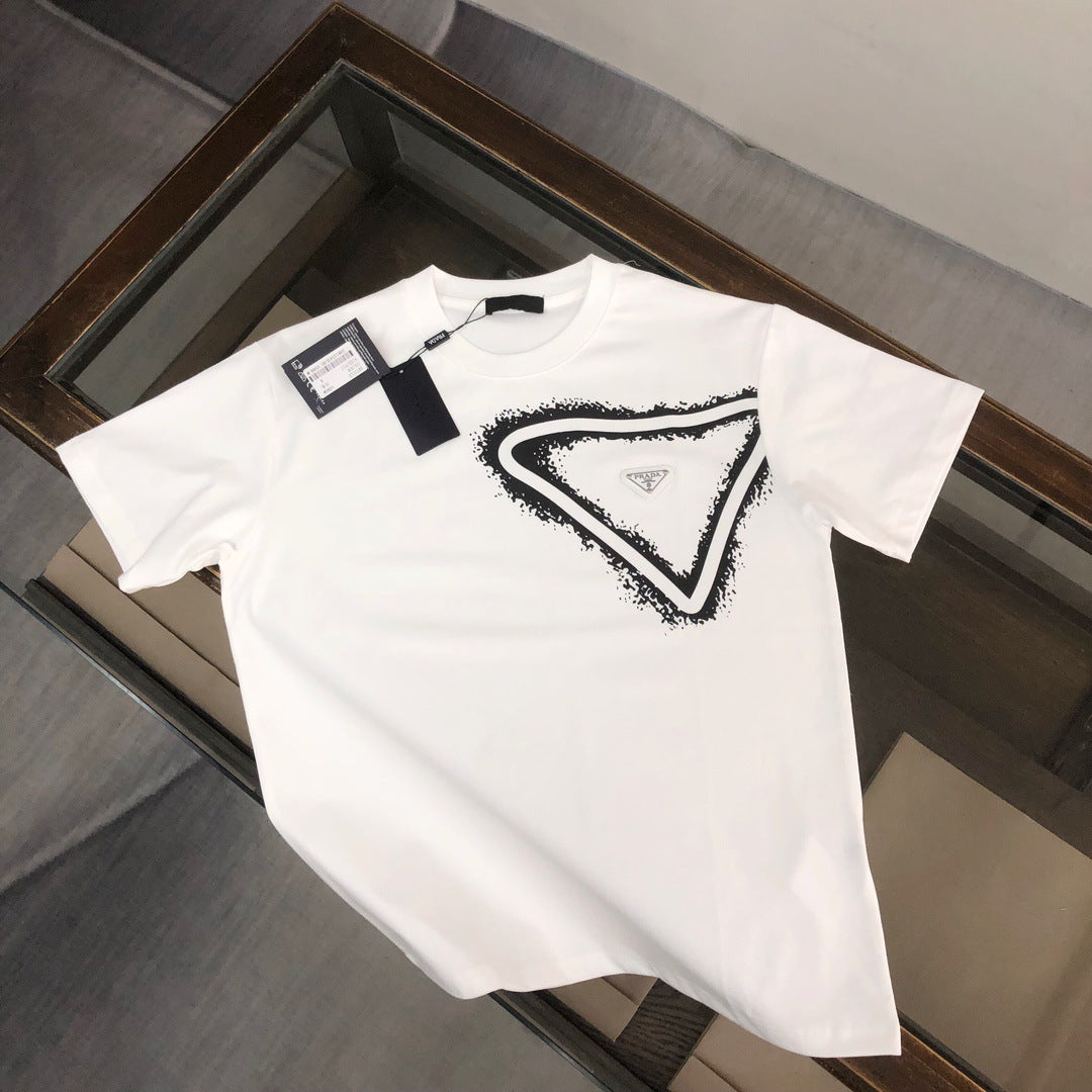 Versión de lujo de alta gama pra Pujia triángulo metálico LOGO, camiseta unisex de verano suelta y versátil con estampado y manga corta