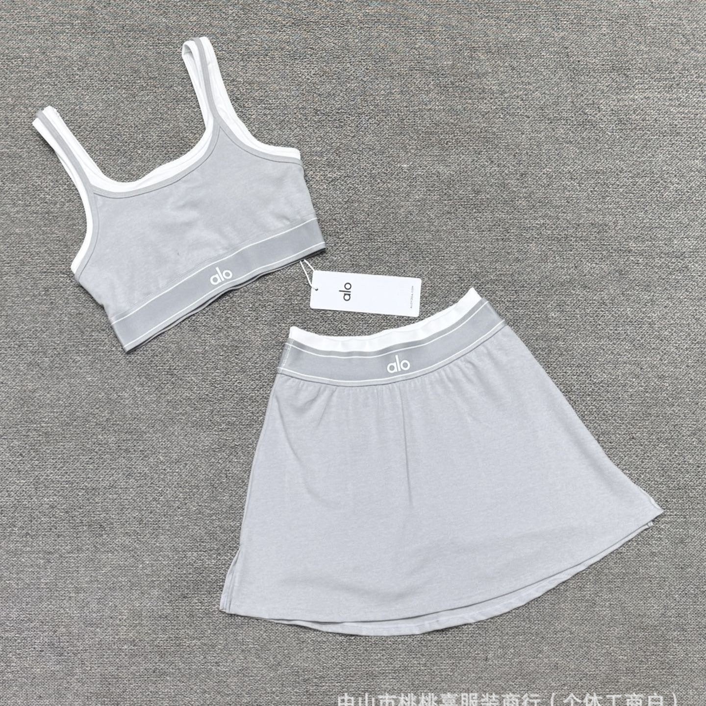 Conjunto de falda corta de camiseta de yoga en stock, deportes fitness para correr con almohadillas de sujetador, conjunto de sujetador de dos piezas para mujer
