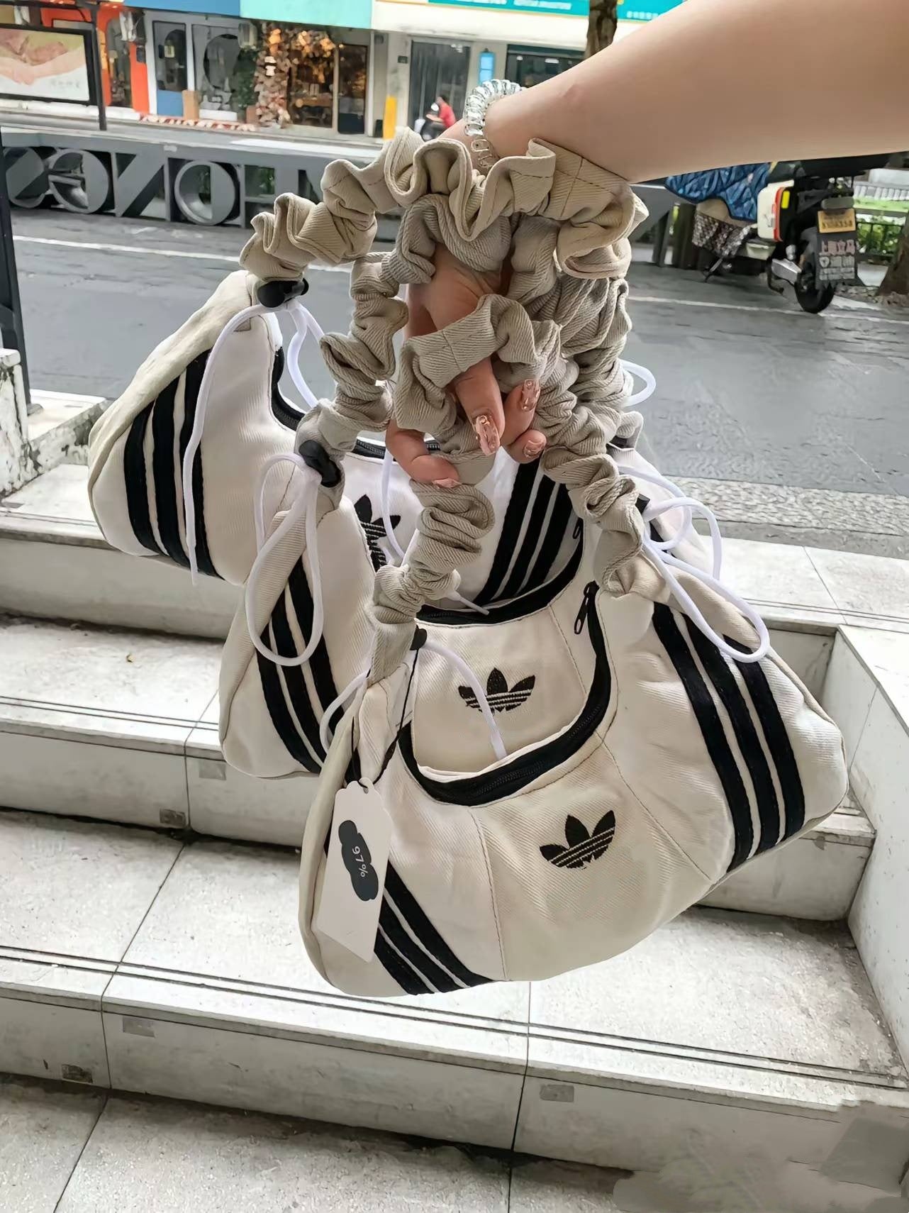 Bolso Adidas Clover de lona plisada para mujer, bolso nube de un solo hombro con bloques de colores de moda 2026
