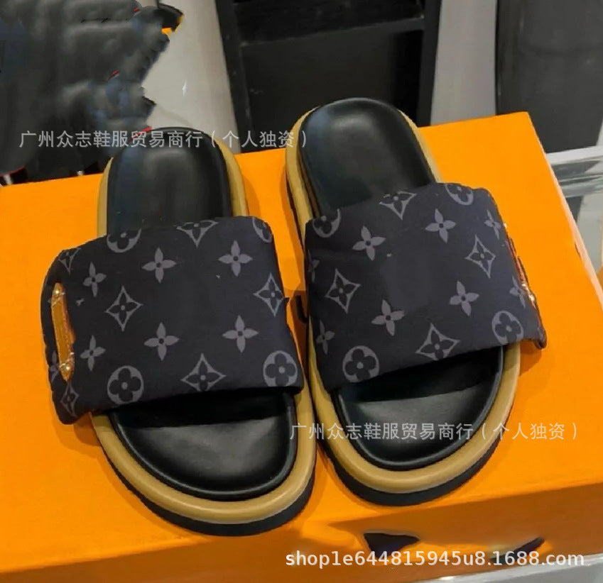 Comercio exterior Satén de Burro 2025 Verano Velcro Zapatillas de mujer Pastel mate para parejas Antideslizante Lote plano y de suela gruesa resistente al desgaste