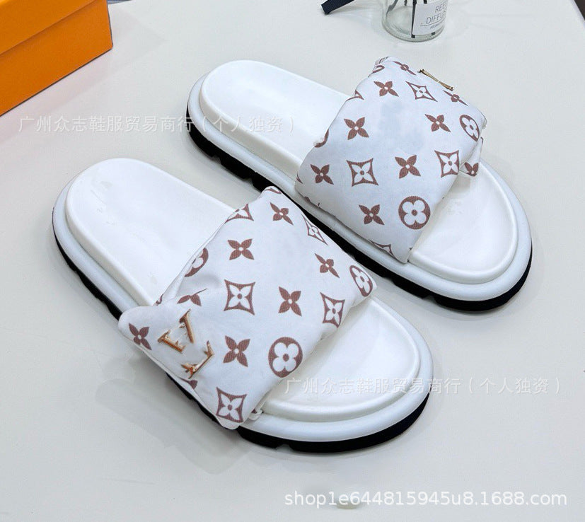 Comercio exterior Satén de Burro 2025 Verano Velcro Zapatillas de mujer Pastel mate para parejas Antideslizante Lote plano y de suela gruesa resistente al desgaste