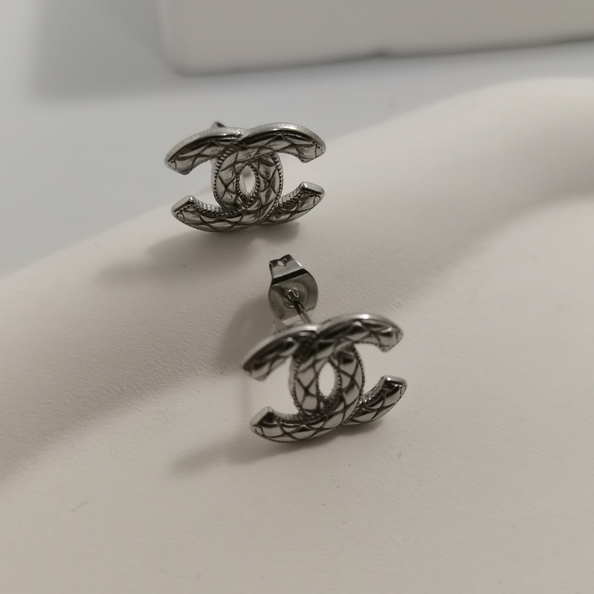 Elegantes y sofisticados, pendientes Chanel discretos de estilo Chanel, exquisito estilo versátil para desplazarse y estilo famoso en internet