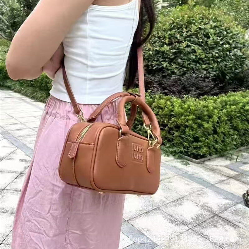 MIU Bowling Otoño/Invierno 2024 Nuevo Nicho Bolso de Gran Capacidad para Mujer Bolso Almohada Bolso Bandolera de un solo hombro Boston Mujer