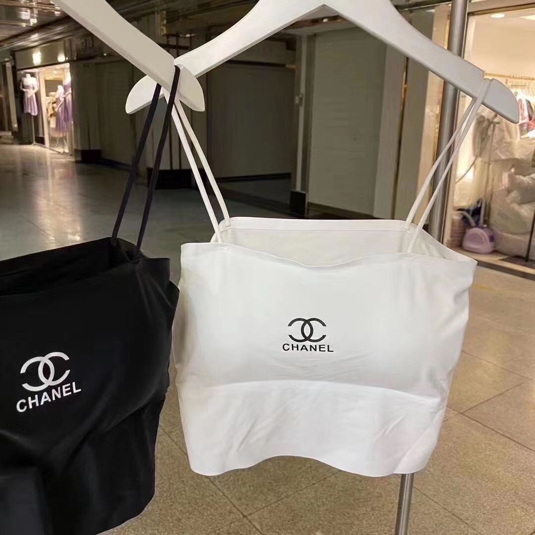 La nueva camiseta de tendencia con camiseta de mujer con almohadillas para sujetadores es atractiva para ropa exterior, con un corte ajustado, superpuesta con seda hiela para una espalda versátil y hermosa