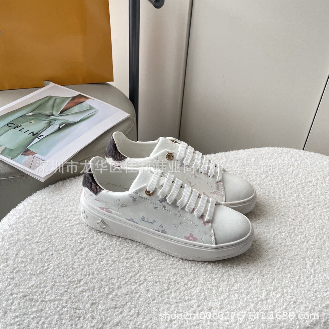 Nuevos zapatos blancos deportivos casuales versátiles 2025 Zapatos de tabla de pareja, charms estampados, suela de plataforma tridimensional en relieve colorido y femenino