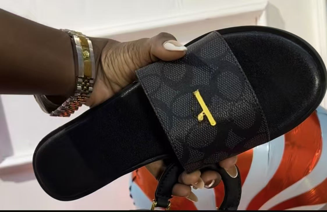 Prendas exteriores estilo francés estilo Style C con hebillas metálicas para mujer, zapatillas refrescantes versátiles y de moda 2025
