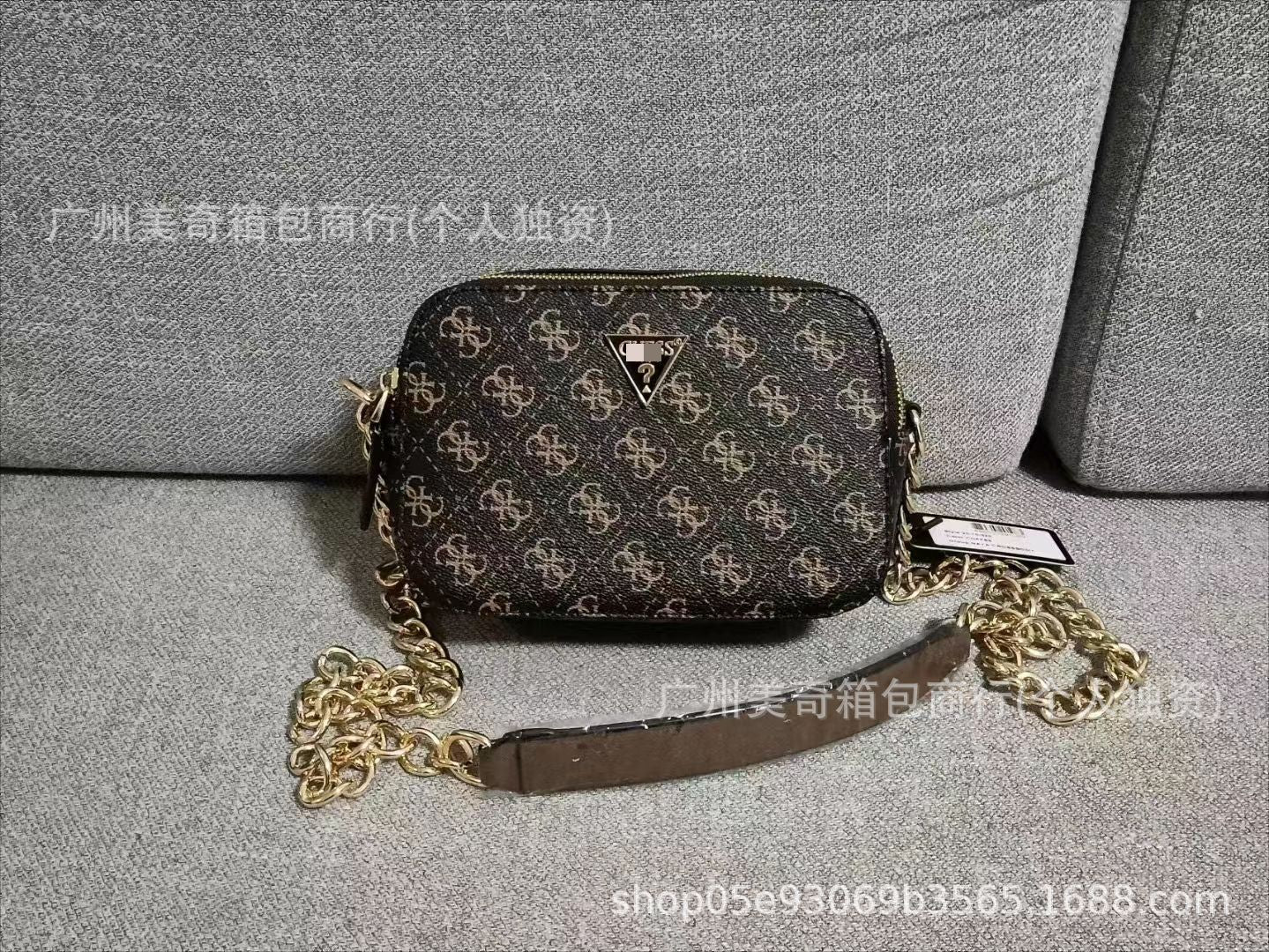 Bolso Bandolera Triángulo Logo Cadena Mujer | Premium