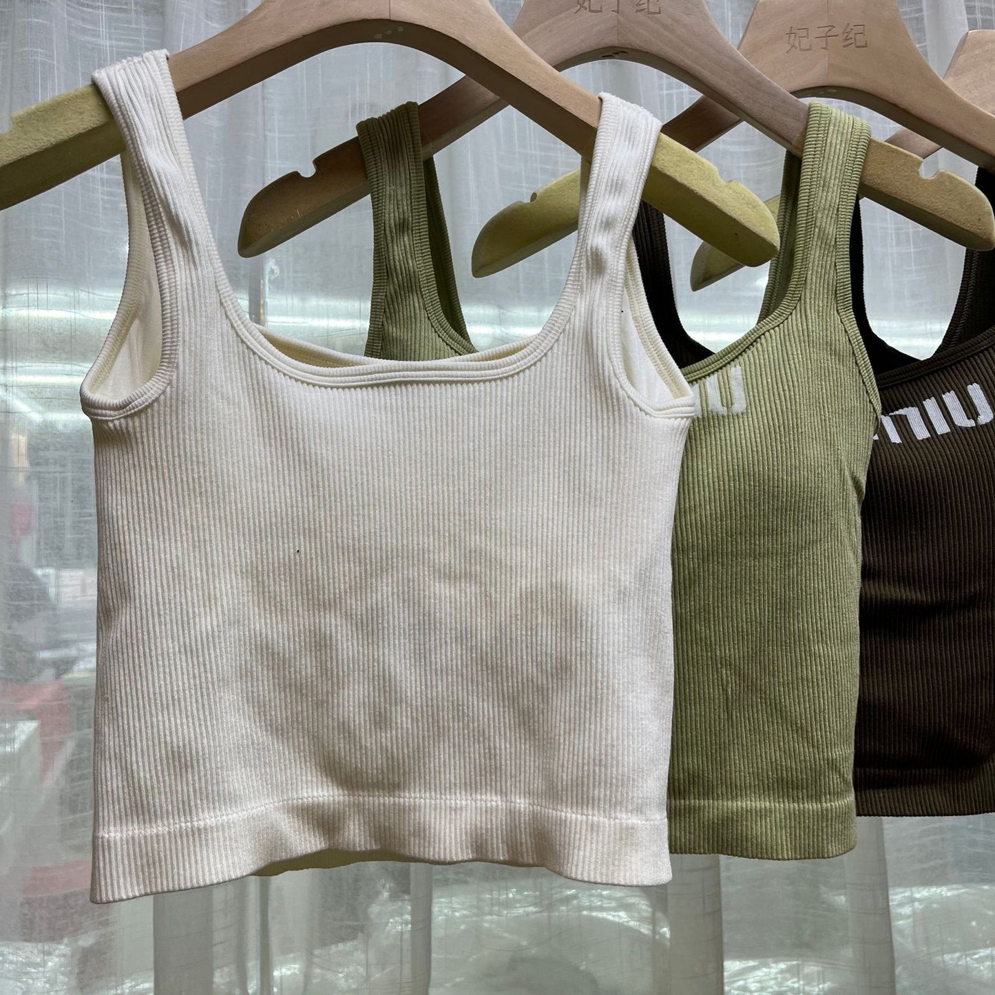 Hombros anchos, cuello cuadrado, copa integrada, sujetador en la espalda precioso, camisola de camisola integrada, letras de punto para mujer con hielo, sujetador con almohadilla de sujetador