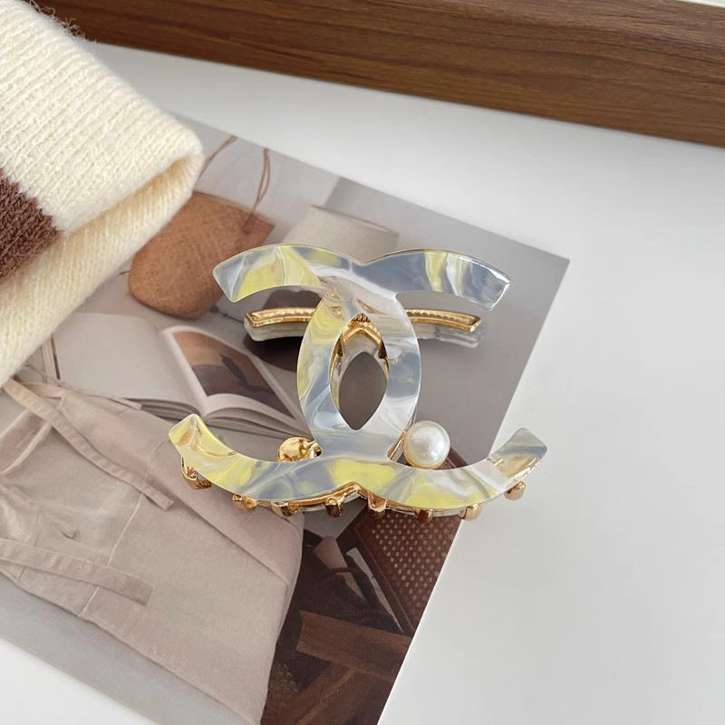 Nuevo Chanel, estilo Chanel, pinza de perla mediana de perla de media garra, clip de tiburón de alta gama para accesorio de cabello de la parte trasera de la cabeza de mujer, accesorio de nicho para el cabello