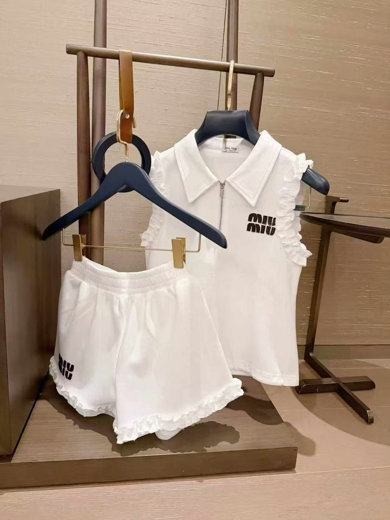 Edición correcta ~ Miu Series Borde de Madera con Borde de Orejas 2026 Blusa de Verano con Letras Bordadas + Pantalones cortos Conjunto juvenil de dos piezas