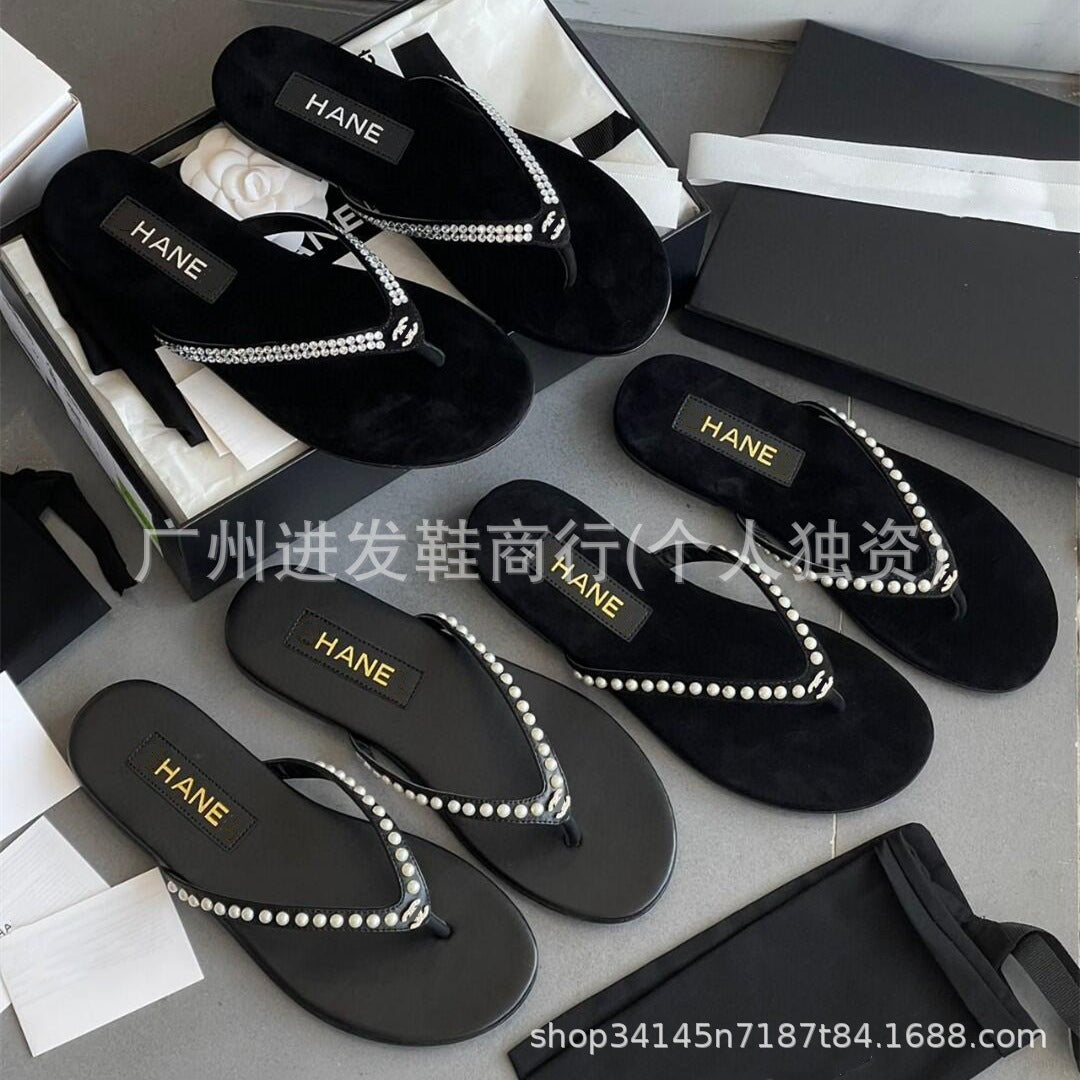 En stock, nuevas chanclas planas de terciopelo de pedrería de Chanchan Grandma 2026, sandalias versátiles de perla de moda