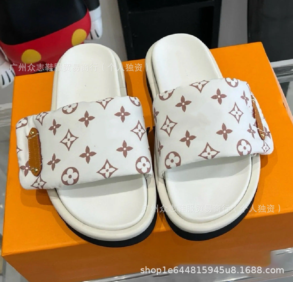 Comercio exterior Satén de Burro 2025 Verano Velcro Zapatillas de mujer Pastel mate para parejas Antideslizante Lote plano y de suela gruesa resistente al desgaste