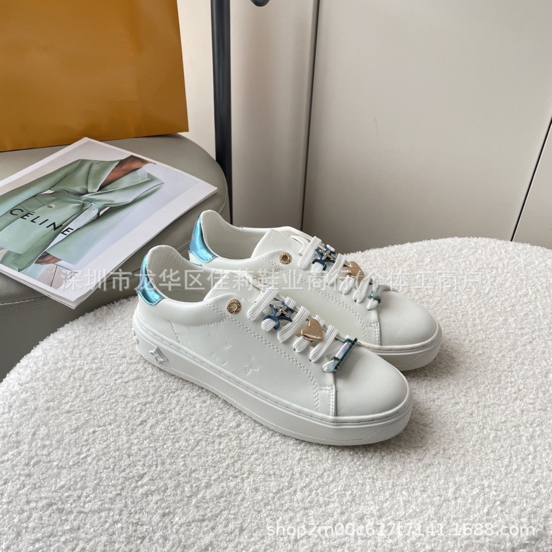 Nuevos zapatos blancos deportivos casuales versátiles 2025 Zapatos de tabla de pareja, charms estampados, suela de plataforma tridimensional en relieve colorido y femenino