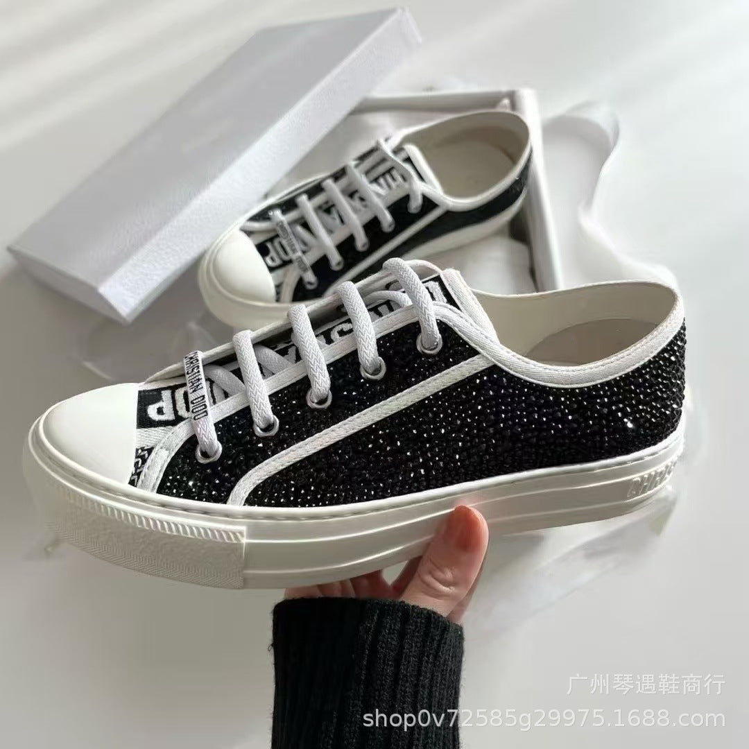 Comercio exterior 2026 Nuevos zapatos de mujer bordados de lona Suela gruesa Zapatos blancos versátiles que realzan Zapatos deportivos casuales de punta redonda