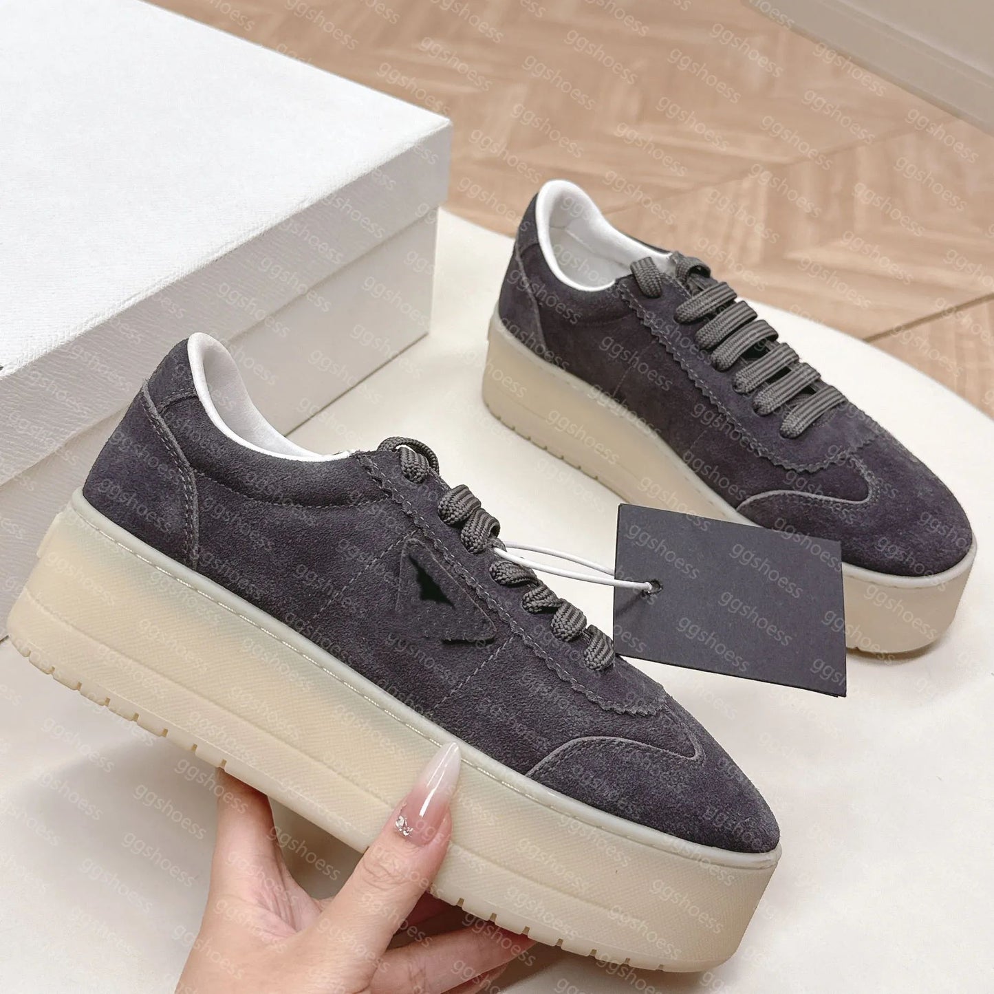 Spot primavera y otoño, nueva moda, zapatos polivalentes de suela gruesa y sucios, mujeres viejas con cordones grasos, ding estrella zapatos de pan