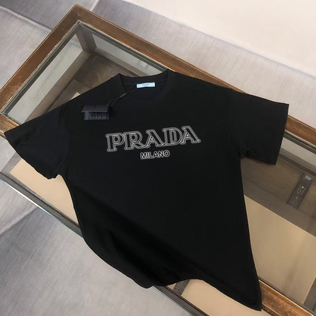 Versión de lujo de alta gama pra Pujia triángulo metálico LOGO, camiseta unisex de verano suelta y versátil con estampado y manga corta