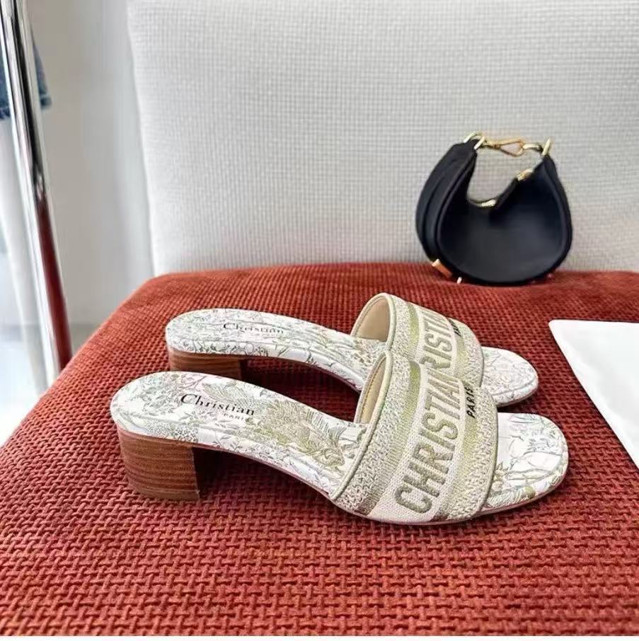 Comercio Exterior 2026 Nuevo D. Inicio Monograma Zapatillas de tacón grueso bordadas para ropa exterior de mujer, sandalias de tacón plano casuales playa famosas en Internet