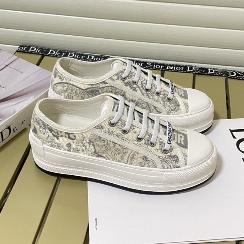 Comercio exterior 2026 Nuevos zapatos de mujer bordados de lona Suela gruesa Zapatos blancos versátiles que realzan Zapatos deportivos casuales de punta redonda