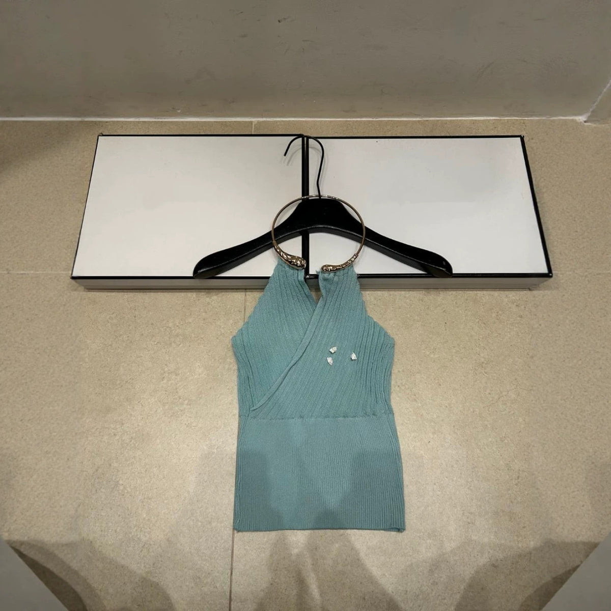 Women's halter neck tank top | Sleeveless with a clasp