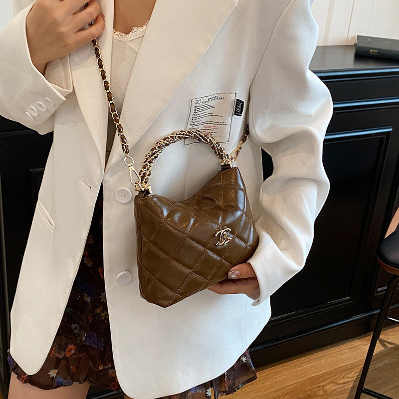 Nuevo bolso de cadena de diamante, bolso de asa torcida Xiangjia, bolso de mujer moderno, bandolera de un solo hombro, bolso de cubo vintage de cuero encerado