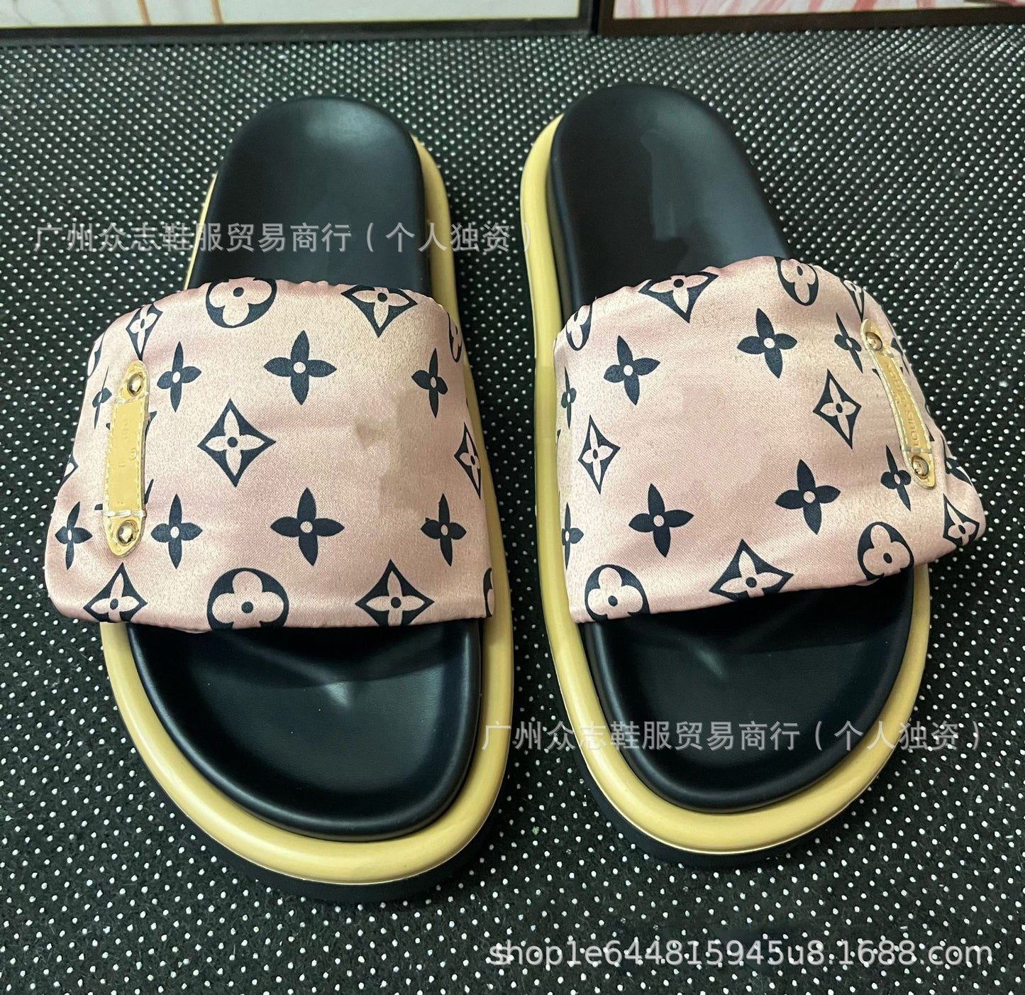 Comercio exterior Satén de Burro 2025 Verano Velcro Zapatillas de mujer Pastel mate para parejas Antideslizante Lote plano y de suela gruesa resistente al desgaste