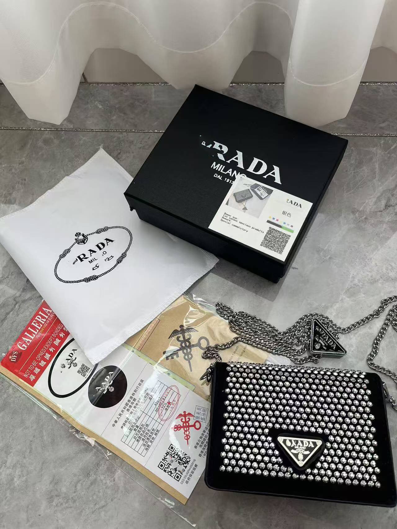 El nuevo bolso mini de pedrería de mano portátil de moda 2025, bolso de cadena de moda, bolso bandolera y bolso pequeño cuadrado de un solo hombro de la marca P
