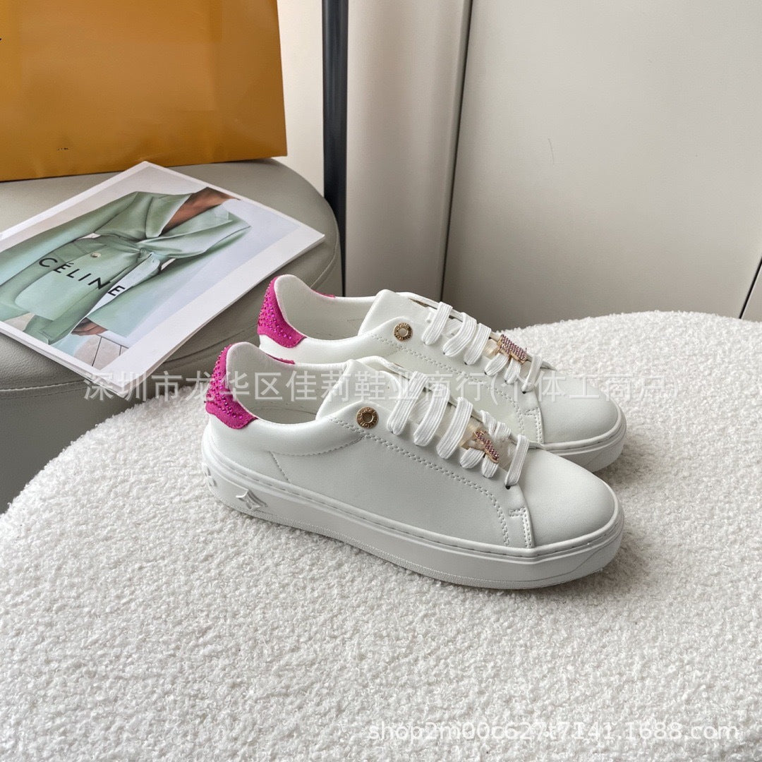 Nuevos zapatos blancos deportivos casuales versátiles 2025 Zapatos de tabla de pareja, charms estampados, suela de plataforma tridimensional en relieve colorido y femenino