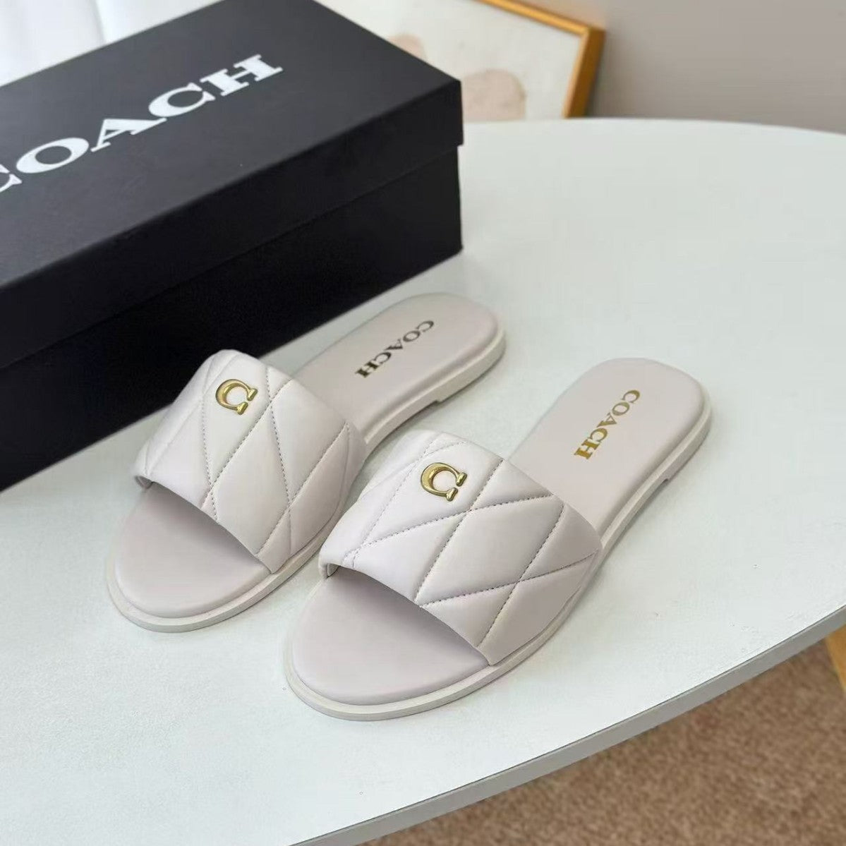 Verano 2025 Nuevas chanclas de tira sencilla europeas y americanas: sandalias de abrigo de diamante de punta redonda plana de color sólido, versátiles y cómodas para el día a día