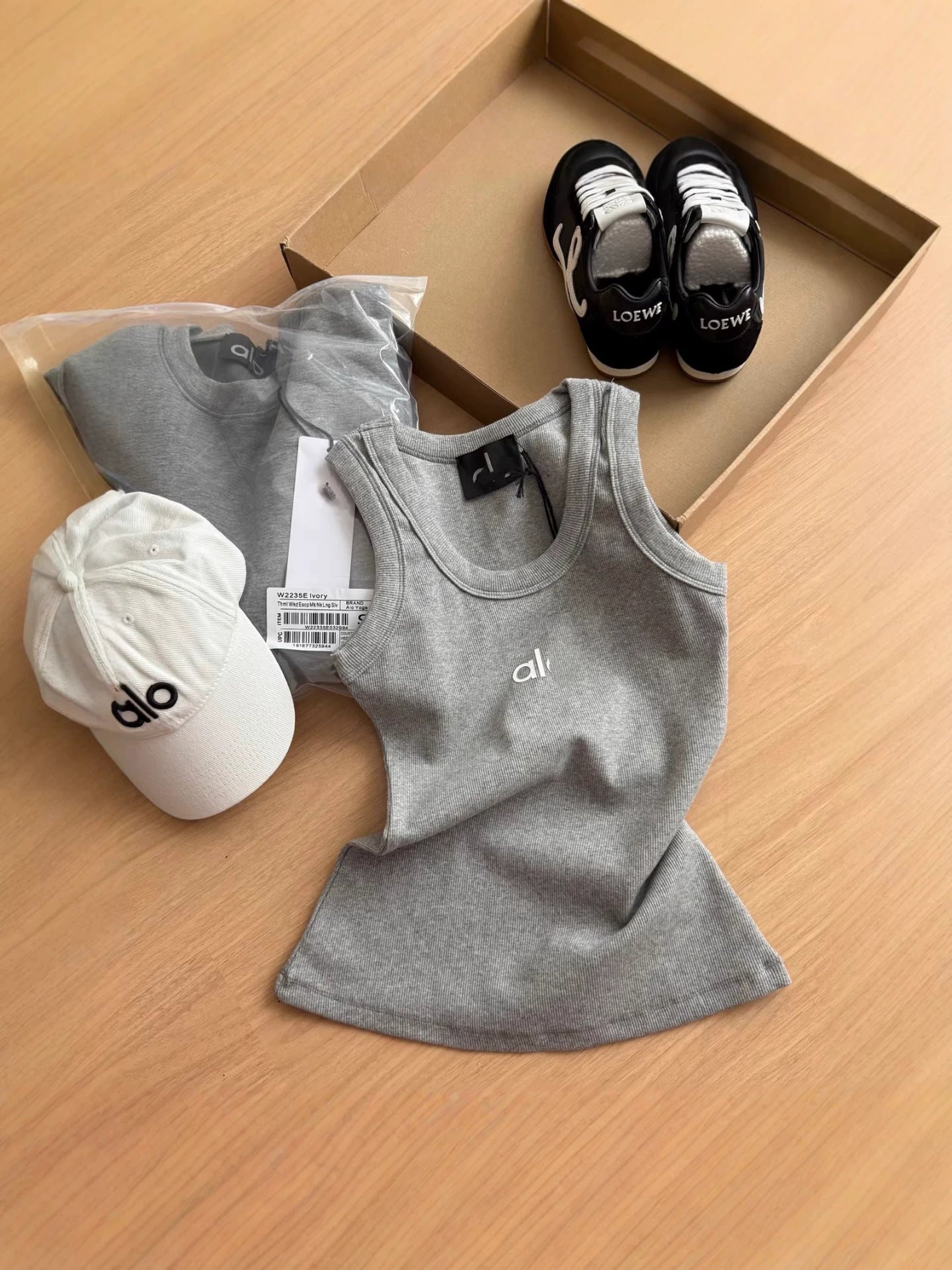 Logo de alto perfil cruzado con ailo, camiseta deportiva de nicho con letras y letras versátiles para mujer, camiseta de tirantes de yoga fitness para mujer