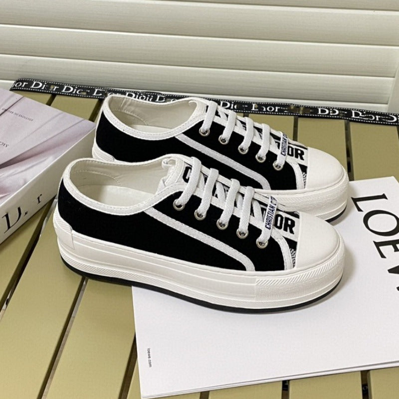 Comercio exterior 2026 Nuevos zapatos de mujer bordados de lona Suela gruesa Zapatos blancos versátiles que realzan Zapatos deportivos casuales de punta redonda