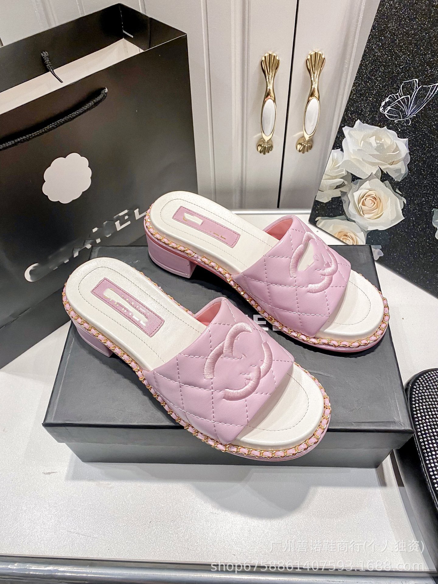 Chanclas de cadena de celosía de diamantes Xiaoxiangfeng, verano 2025 de nuevo estilo, con tacones gruesos y sandalias versátiles para dropship