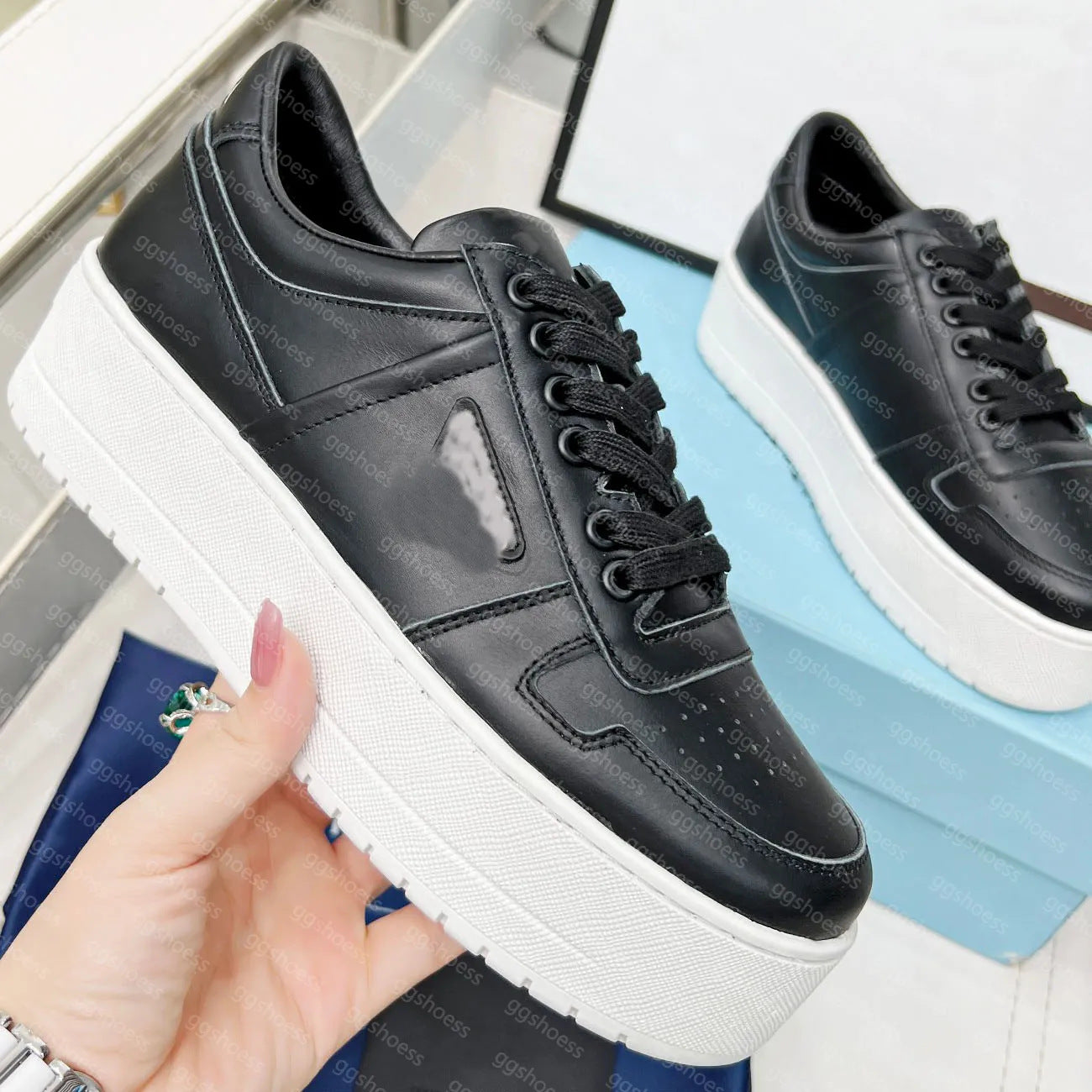 Spot primavera y otoño, nueva moda, zapatos polivalentes de suela gruesa y sucios, mujeres viejas con cordones grasos, ding estrella zapatos de pan