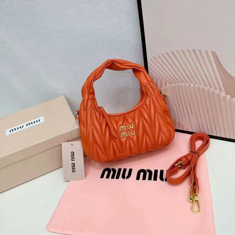 Miu Miu 2026 Nuevo bolso plisado de piel de cordero Mini bolso en forma de media luna en forma de axila Bandolera cruzada de un solo hombro para mujer