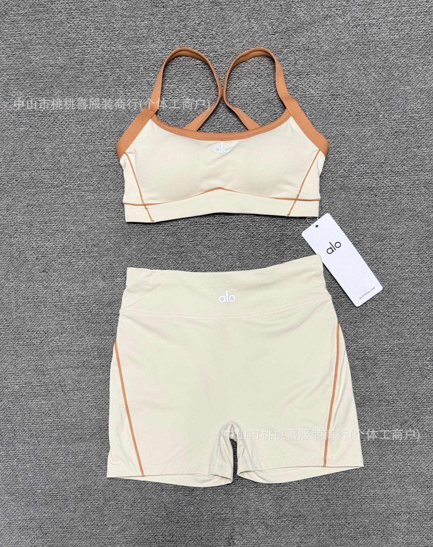 En stock, conjunto de yoga nude sensation de alta elasticidad, sujetador con tirante fino, pantalones cortos de fitness para levantar caderas, conjunto deportivo al aire libre para mujer