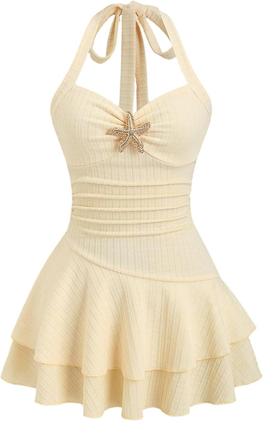 Elegante tela texturizada para mujer con tirantes halter, busto plisado y adornos metálicos en vestidos mini