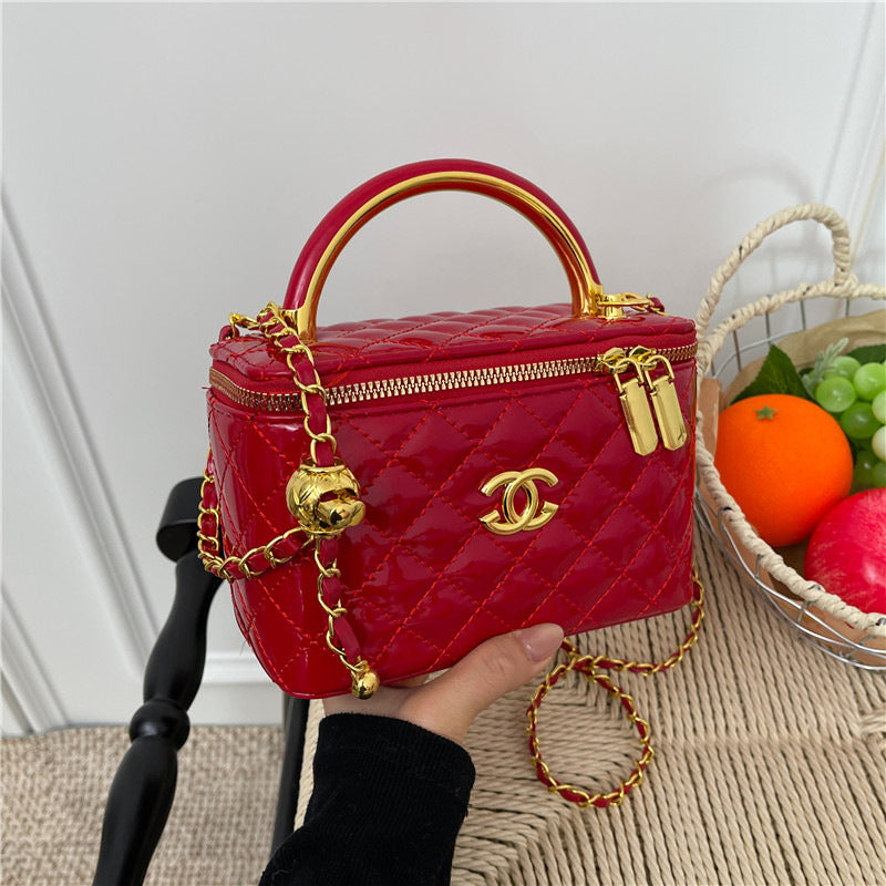 Bolso de mujer de mujer con letras de charol y perlas, caja de un solo hombro bordada con diamantes, bolso pequeño cuadrado, bolso de maquillaje con cadena cruzada